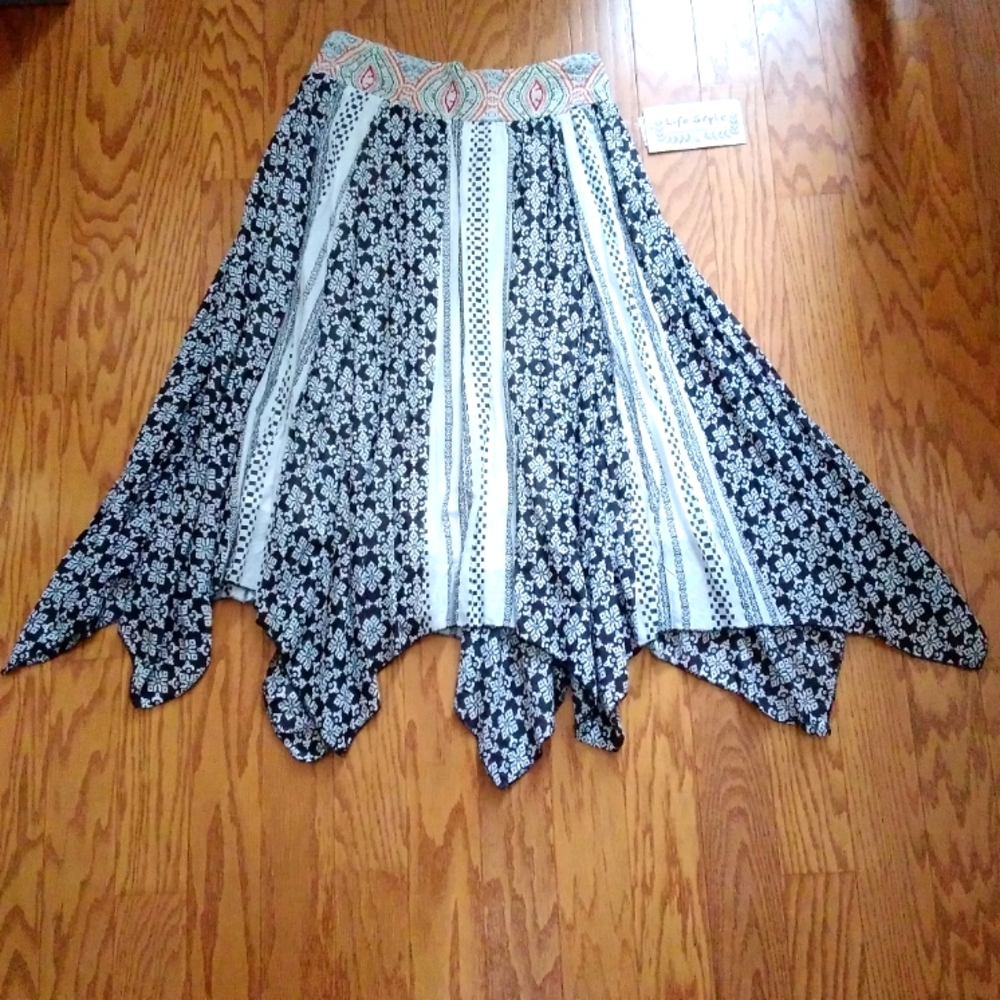 lifestyle black and white floral handkerchief skirt size M